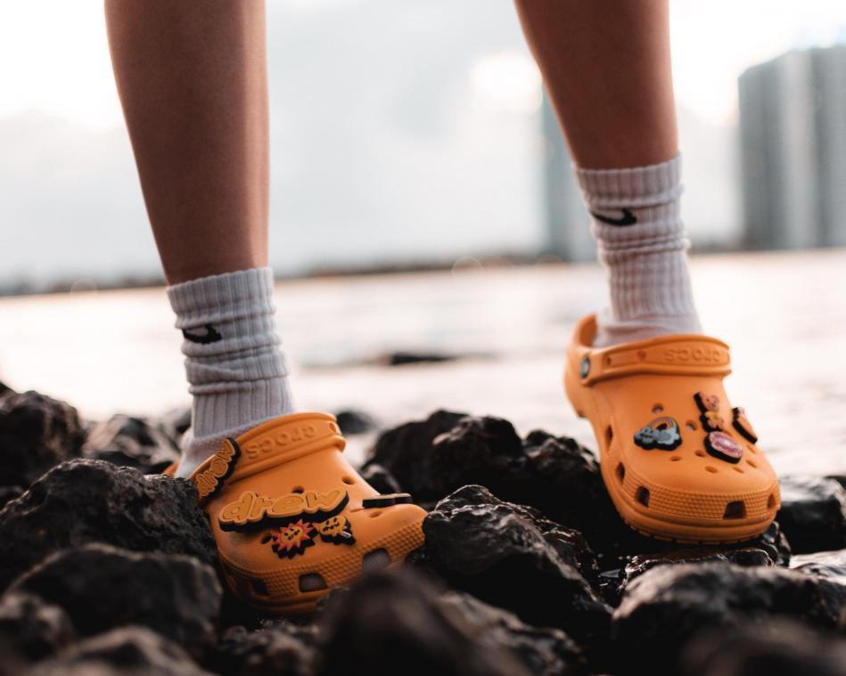 Fout en toch hip: Het is Croc Girl Summer