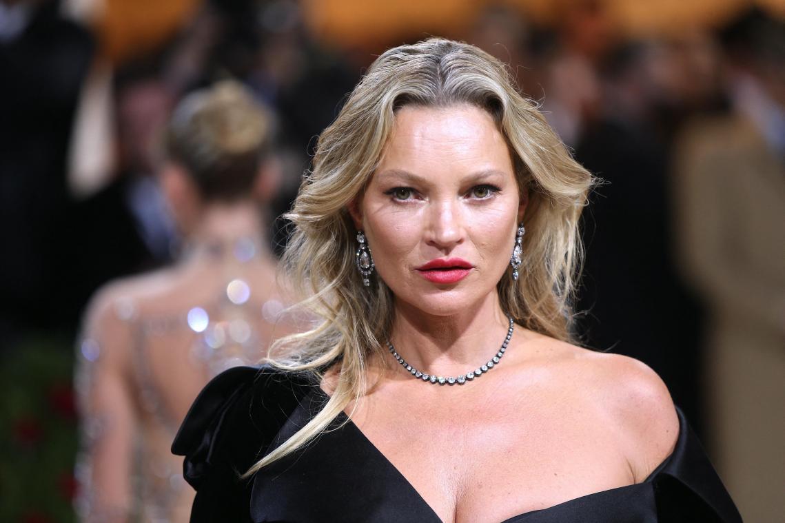 Kate Moss klapt uit de biecht: «Op mijn vijftiende werd ik verplicht om topless te poseren»