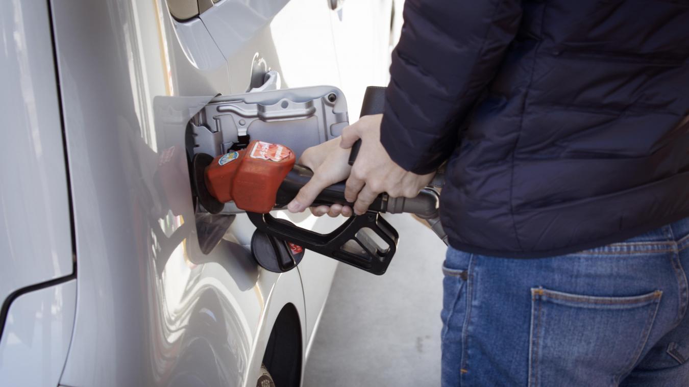 Benzine vanaf morgen weer wat goedkoper