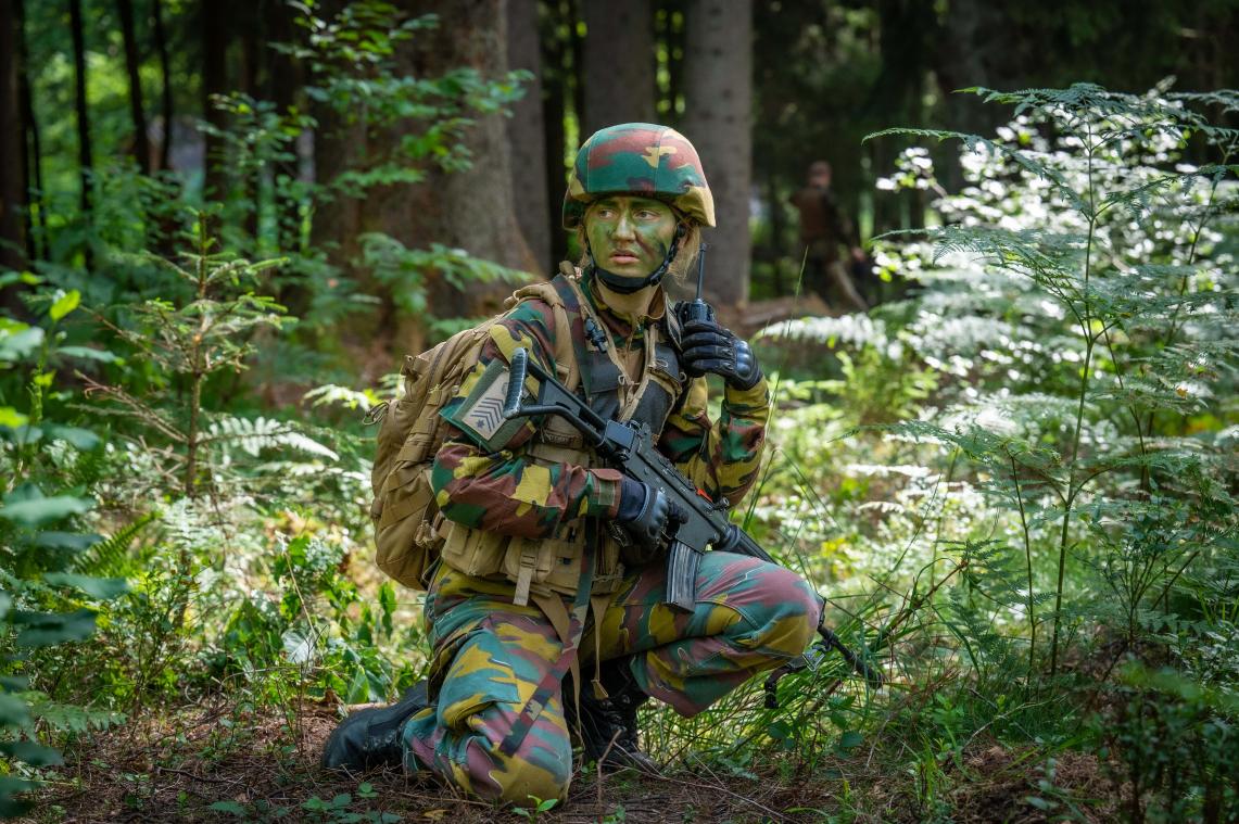 IN BEELD. Kroonprinses Elisabeth trotseert opnieuw militaire oefeningen op zomerkamp