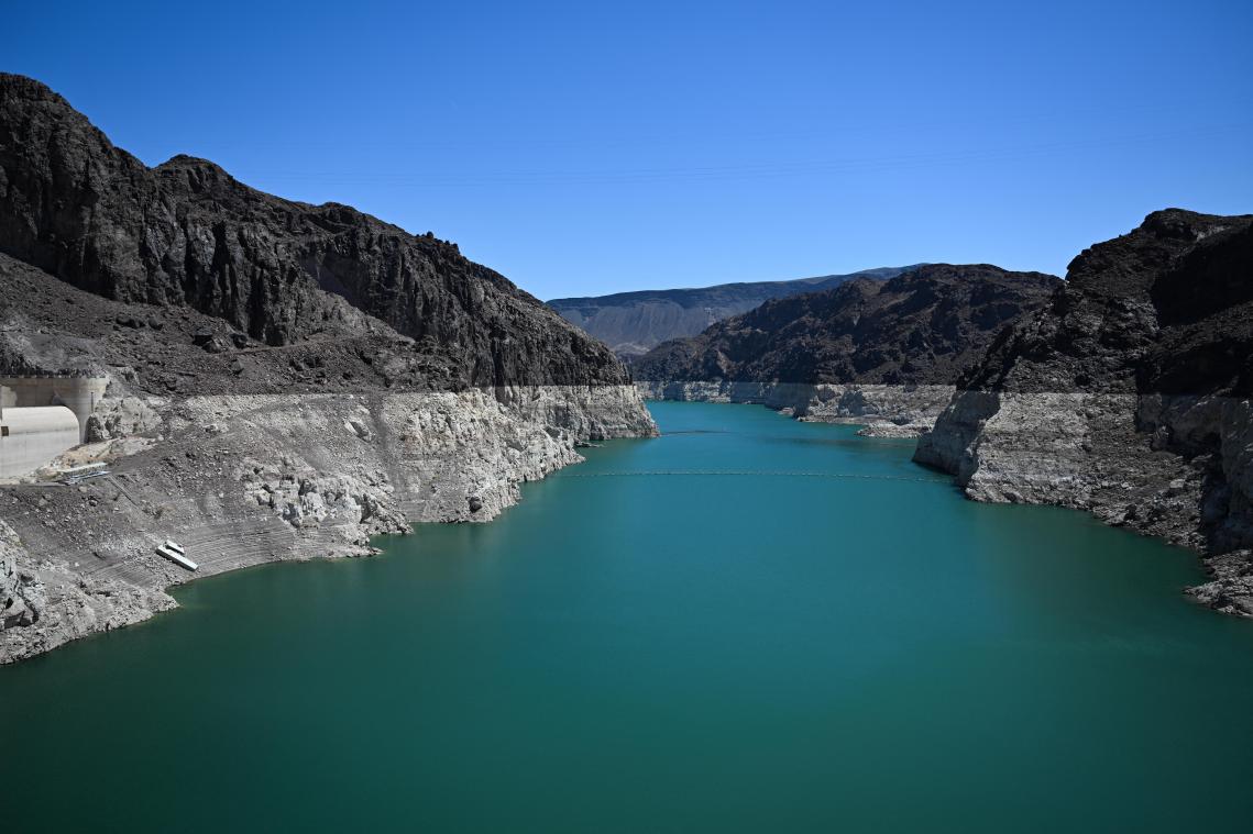AKELIG. Zakkend waterpeil van Lake Mead legt alweer een nieuw lijk bloot