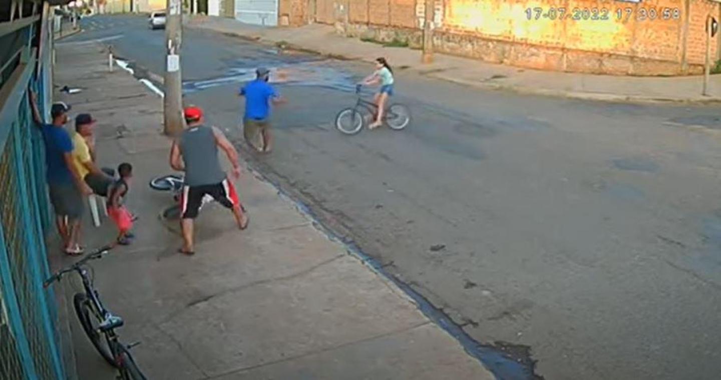 WOW. Man kan meisje maar op het nippertje redden van frontale botsing (video)