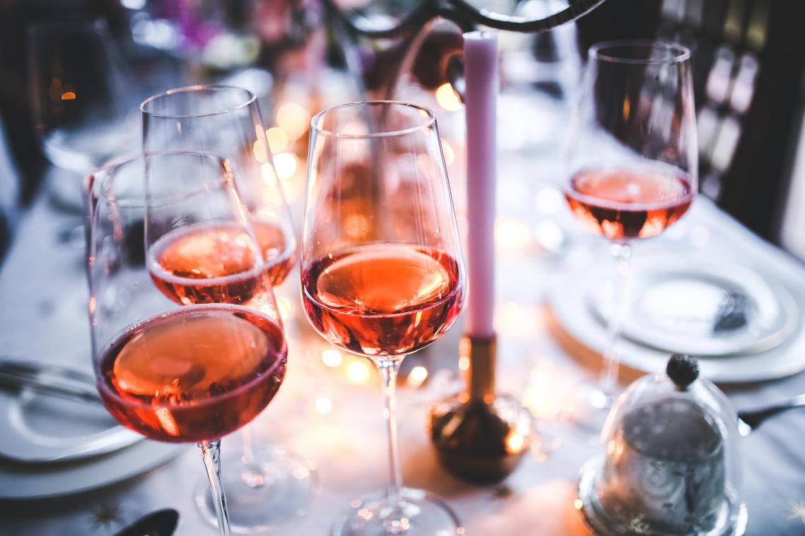 Zo maak je een spicy rosé, het (ietwat bizarre) drankje van deze zomer