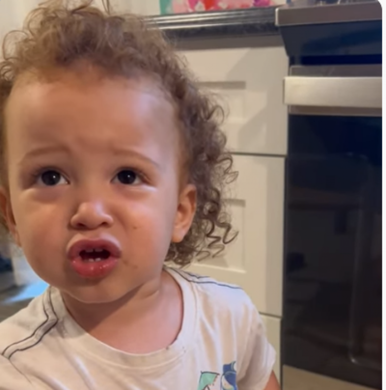 CUTE. Baby in extase nadat hij aan chocolade ruikt (video)