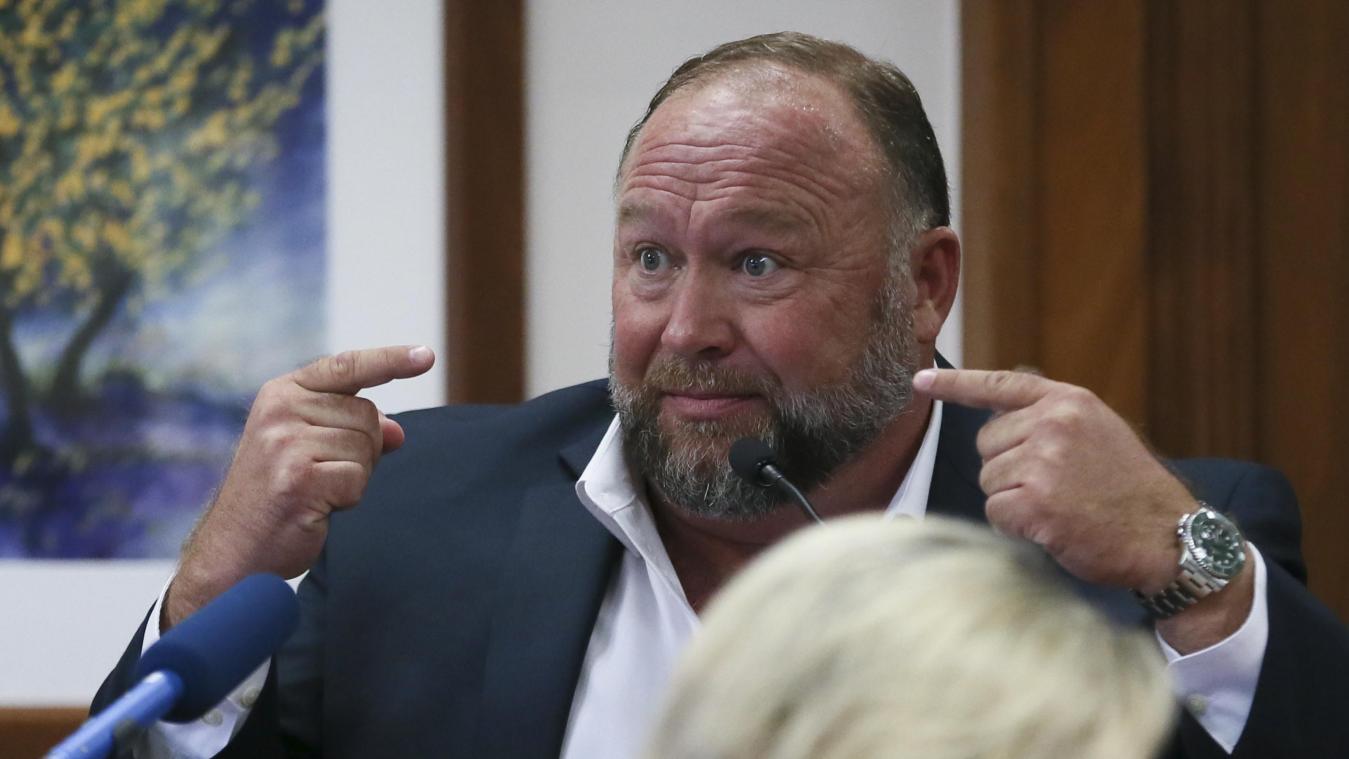 Complottheorist Alex Jones veroordeeld tot schadevergoeding van ruim 4 miljoen dollar: «Schietpartij Sandy Hook was een hoax» (video)