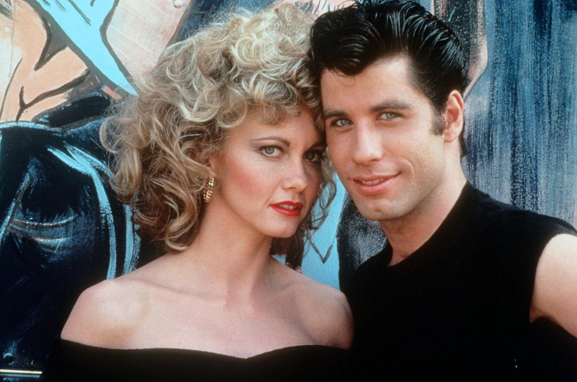 Olivia Newton-John (links) in haar bekendste rol, als Sandy in ‘Grease’.