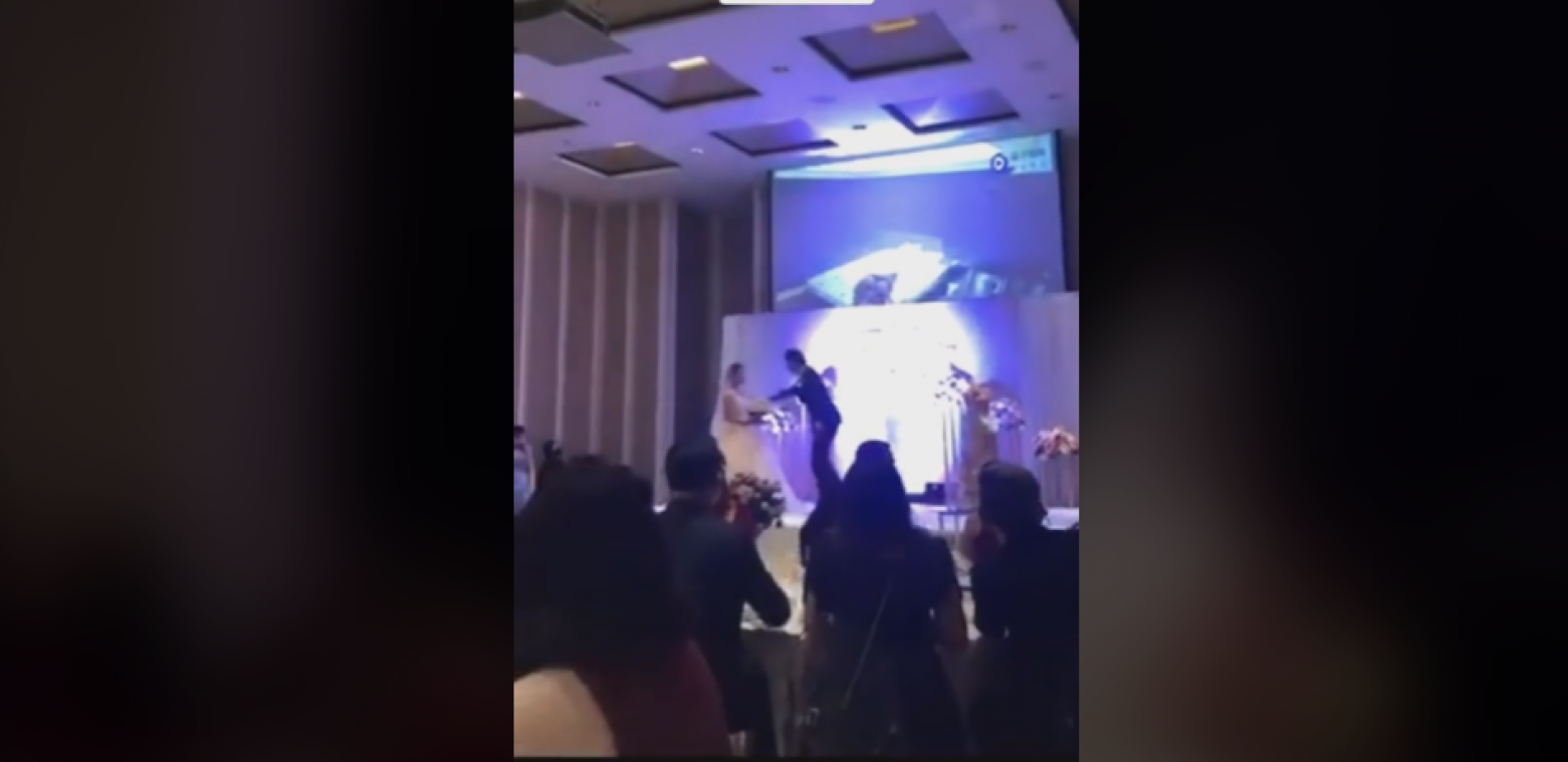 Trouwfeest loopt helemaal fout wanneer bruidegom video projecteert van overspel kersverse vrouw (video)