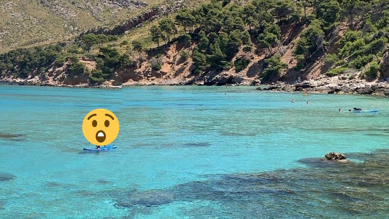 Google Maps spot zonnende vrouw in vreemde positie, maar dat is niet het enige opvallende... (foto)