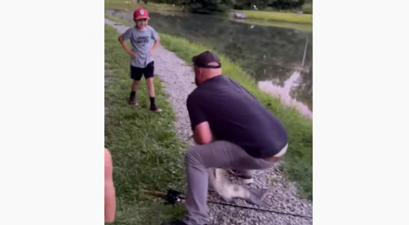 Man toont waarom je een vers gevangen vis nóóit tussen je benen mag vasthouden … (video)