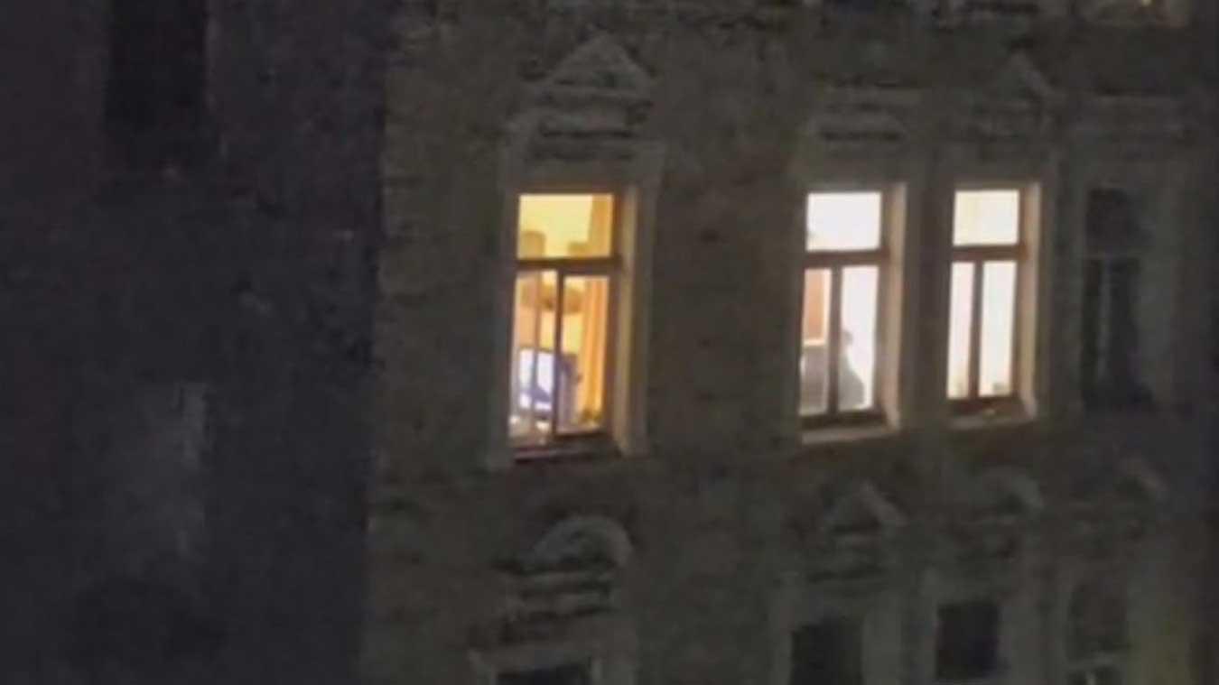 Vrijend koppeltje vergeet raam dicht te doen: «De hele buurt hoort hen bezig!» (video)