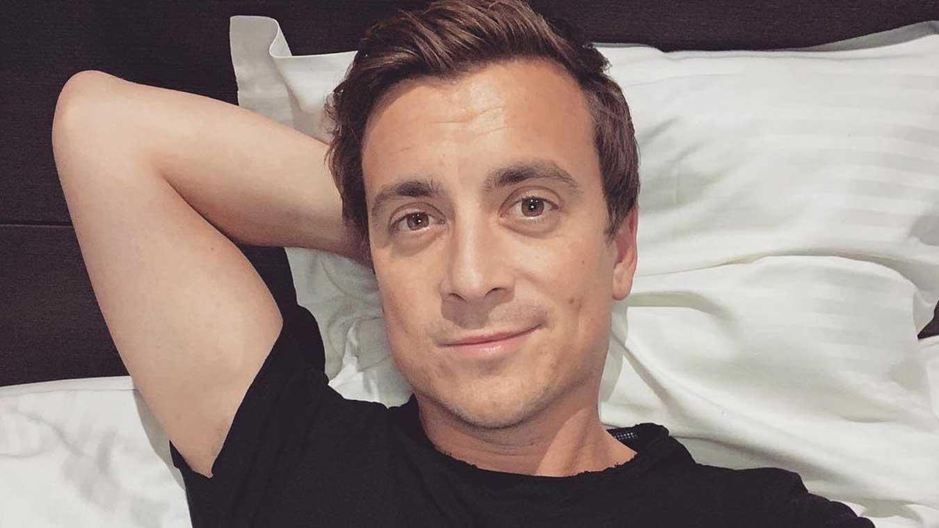 Niels Destadsbader verbaast volgers met kusfoto: «Vanmorgen wakker geworden met deze fijne vrouw»