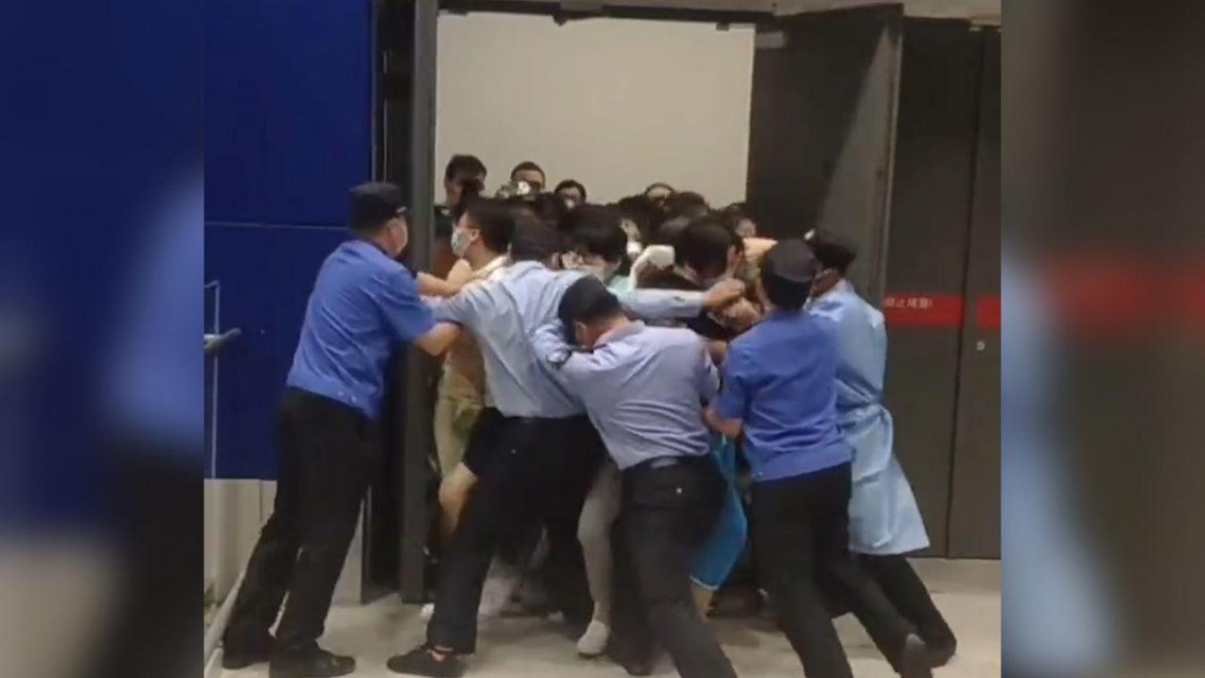 Hallucinant: Chinezen proberen Ikea te ontvluchten nadat winkel plots in coronalockdown moet (video)