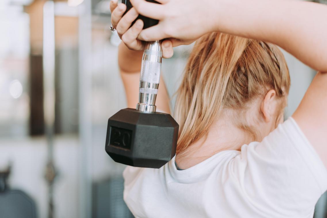 Buurman vraagt vrouw om te stoppen met workouts in de tuin: «Het klinkt te erotisch»