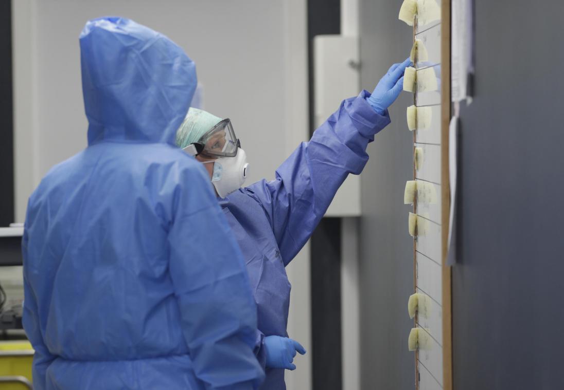 Man raakt besmet met coronavirus, apenpokken en HIV na een reis naar Spanje