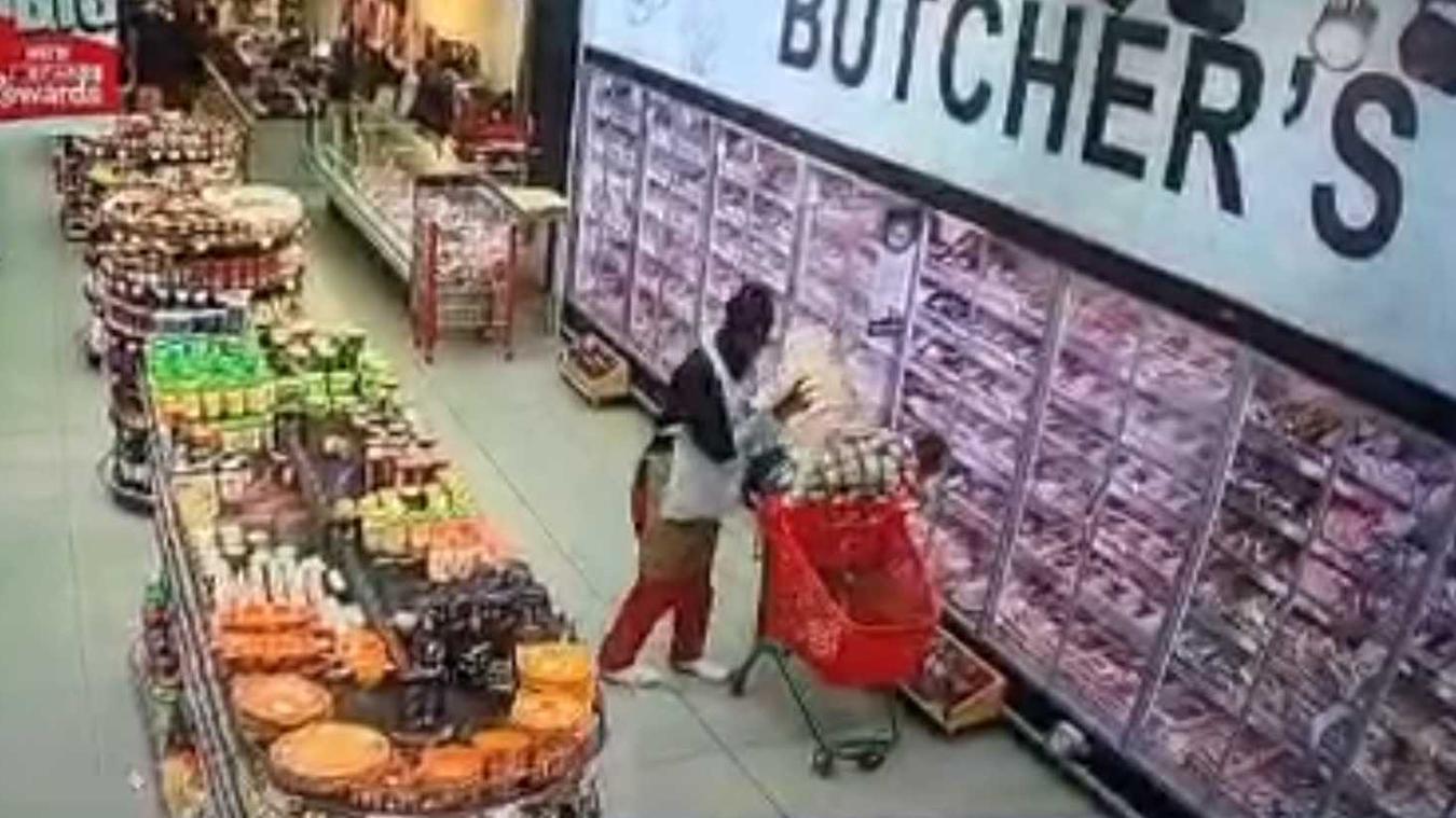 Winkelmedewerker neemt baby uit karretje en wandelt ermee weg: «Dit is zo schokkend om te zien» (video)