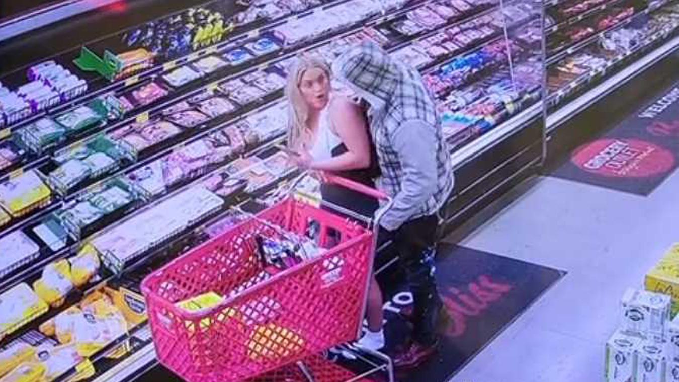 Vrouw wordt betast in winkel, maar sommigen leggen de schuld bij haar: «Wat had je verwacht met zo’n outfit?!»