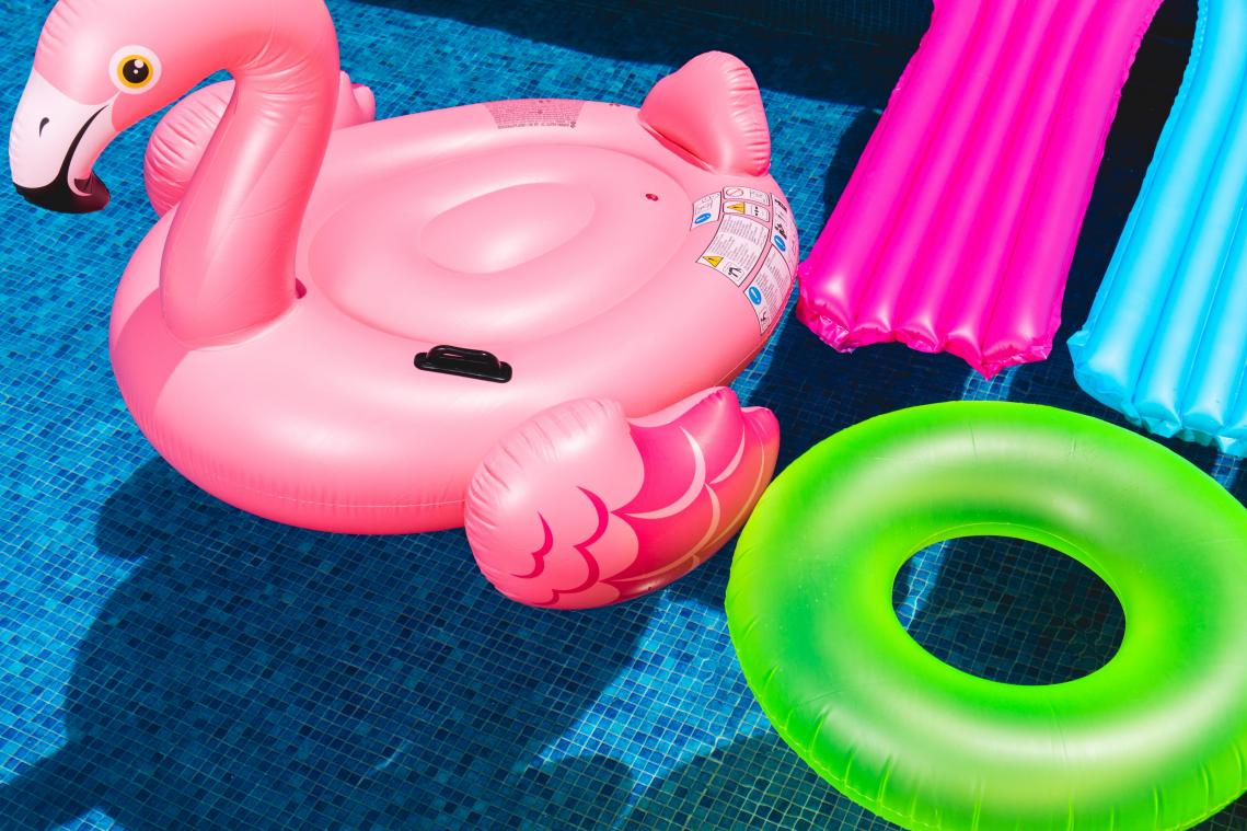 OEPS. Pool party loopt uit de hand met opblaasfiguurtjes (video)