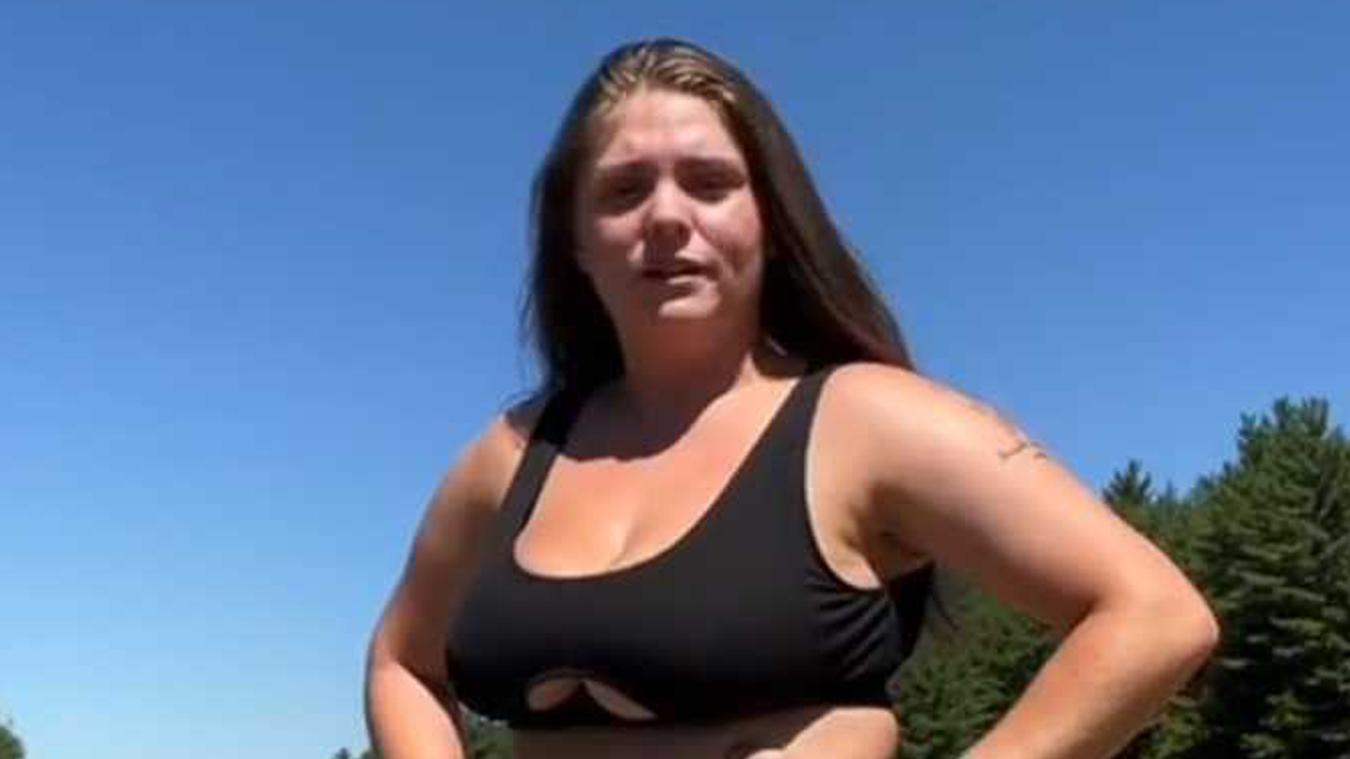 Vrouw krijgt kritiek op ‘ongepaste’ bikini op het strand: «Draag volgende keer aub een badpak!»