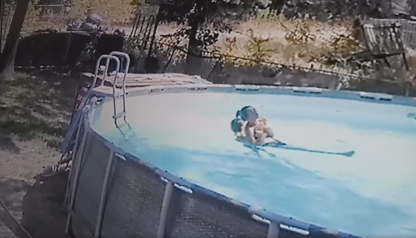 Tienjarig jongetje redt moeder die epilepsieaanval krijgt in zwembad (video)