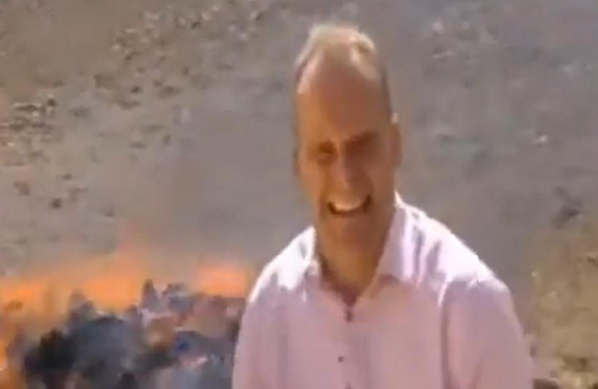 Beelden van journalist die per ongeluk high wordt van brandende heroïne gaan na acht jaar weer viraal (video)