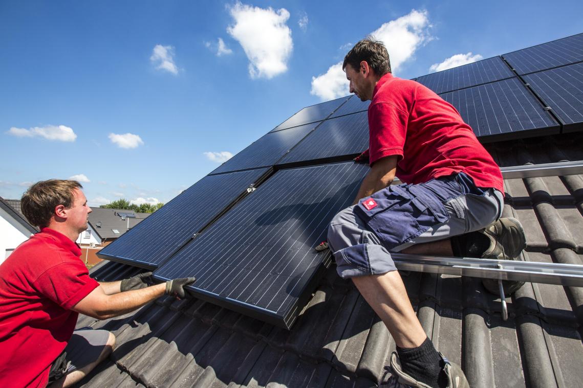 Mega rekent eigenaars zonnepanelen met terugdraaiende teller plots meer dan 700 euro extra aan