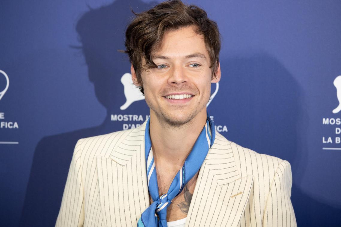 Harry Styles reageert op spuugincident: «Ik was even gaan spugen op Chris Pine, maar ik ben terug» (video)