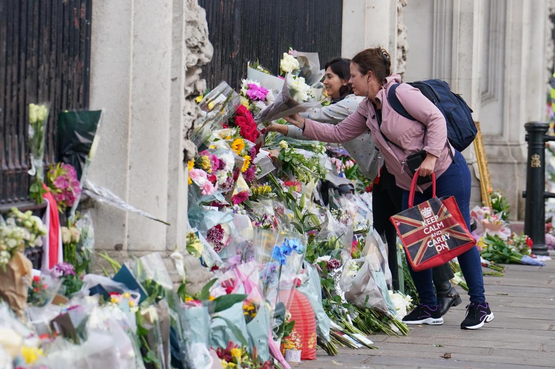 IN BEELD. Zo rouwt de wereld om Queen Elizabeth II
