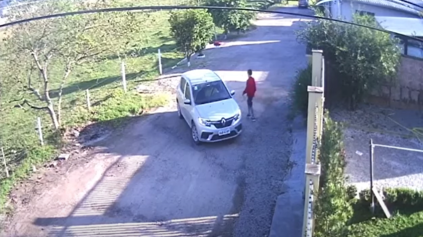 OEPS. Vader vertrekt naar school, maar… vergeet zijn zoontje (video)