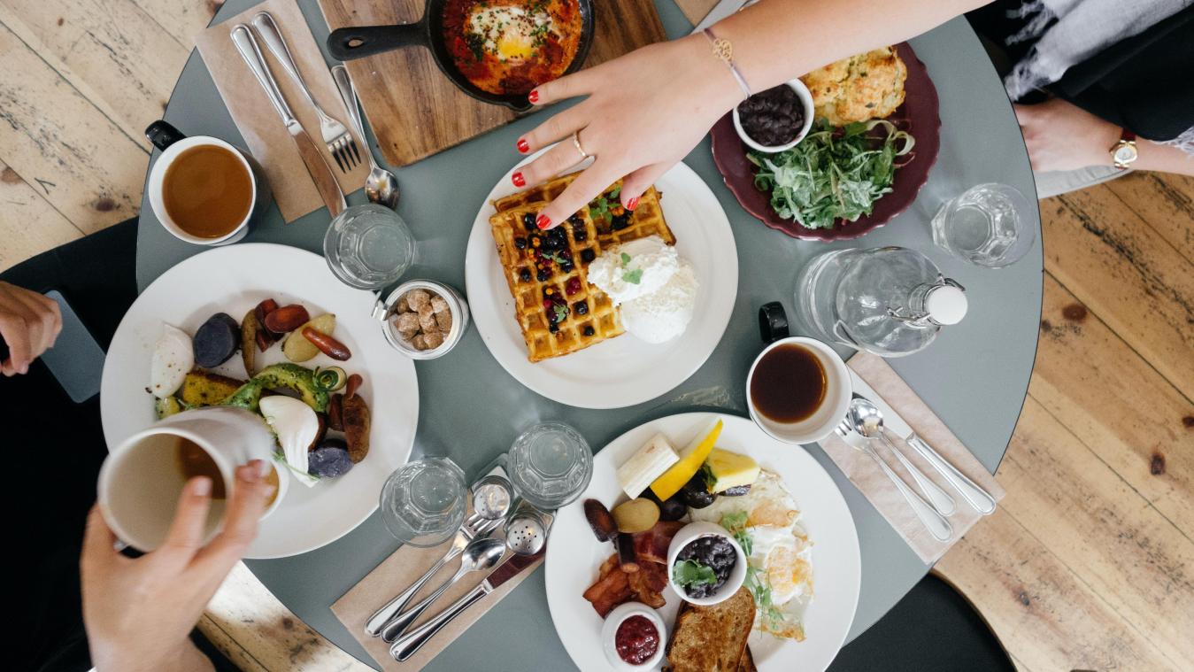 Om hoelaat eten we? Een simpele vraag met een grote impact op ons humeur