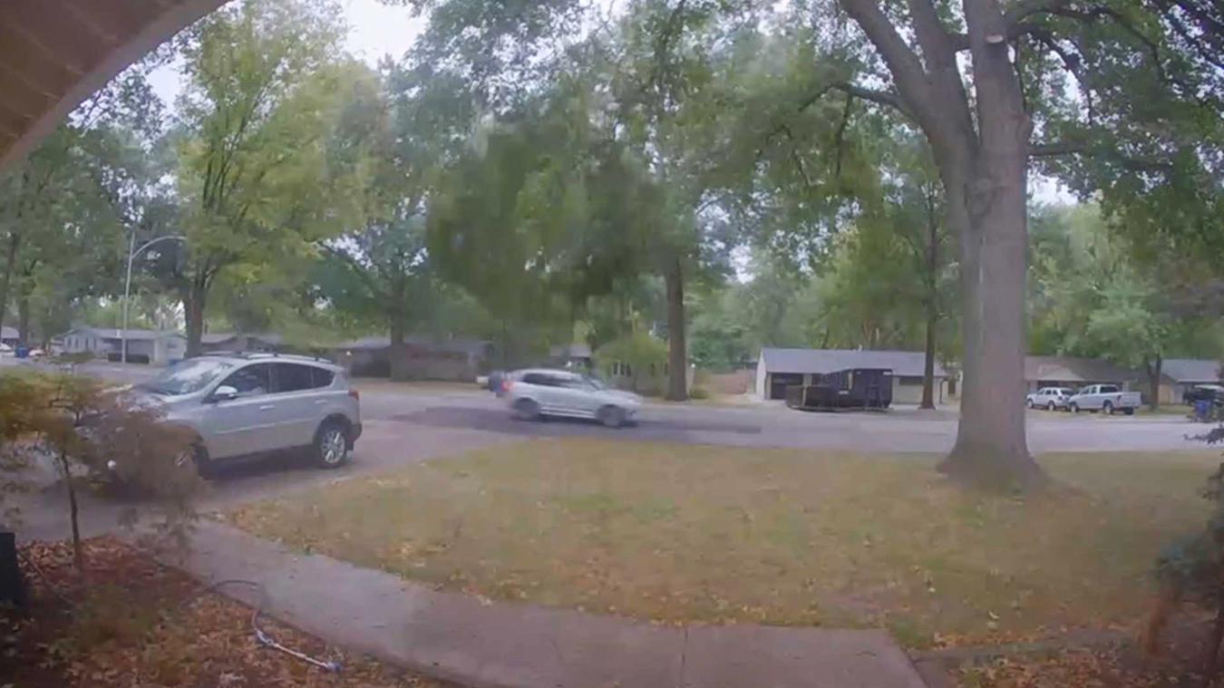 Gigantische tak breekt af van boom terwijl auto eronder rijdt: «Hoe konden ze dat nu niet zien?!» (video)