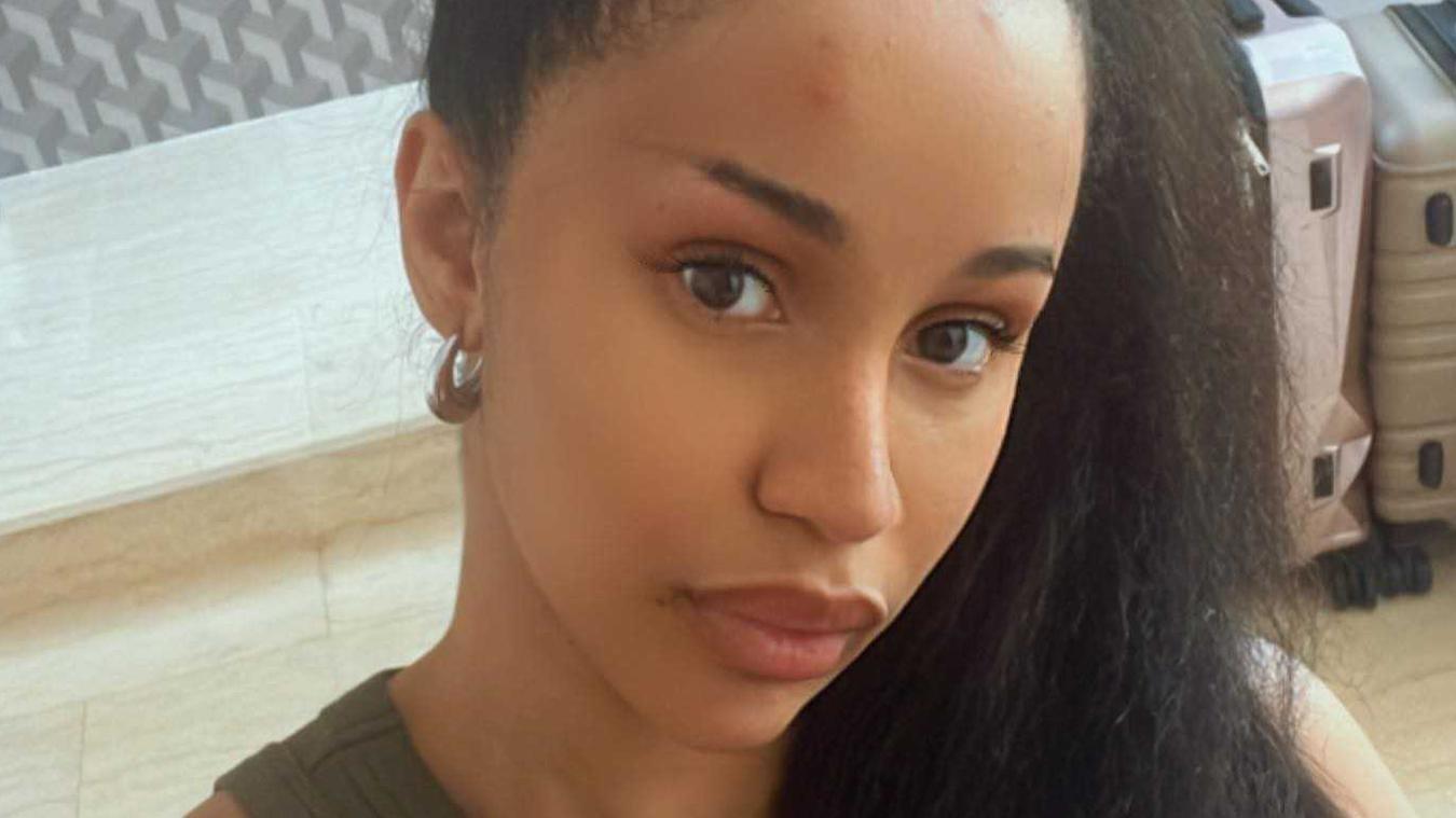 Ophef over weinig verhullende outfit van Cardi B: «Trek je jurk eens omhoog!» (foto)