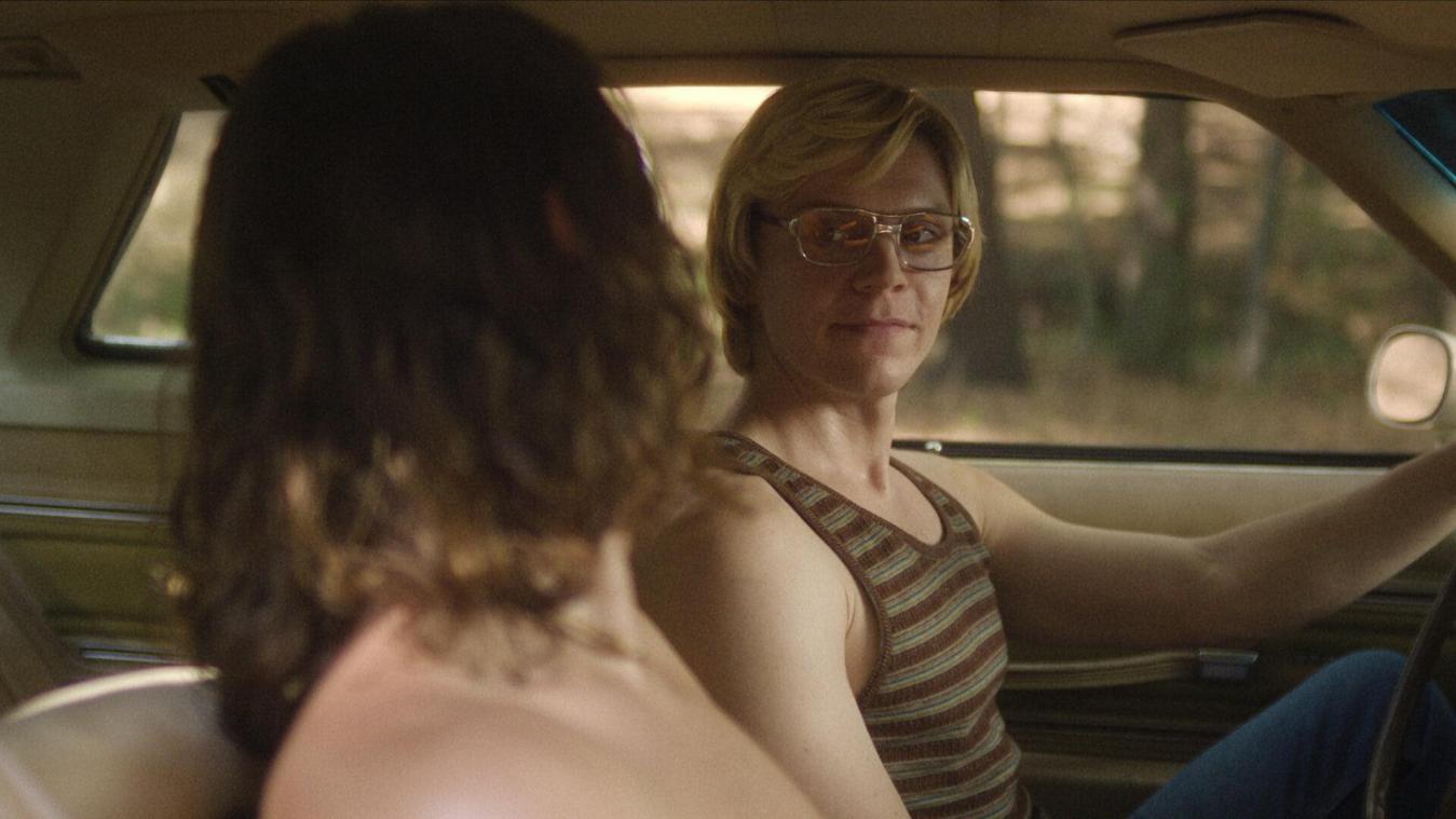 Evan Peters als Jeffrey Dahmer (links).