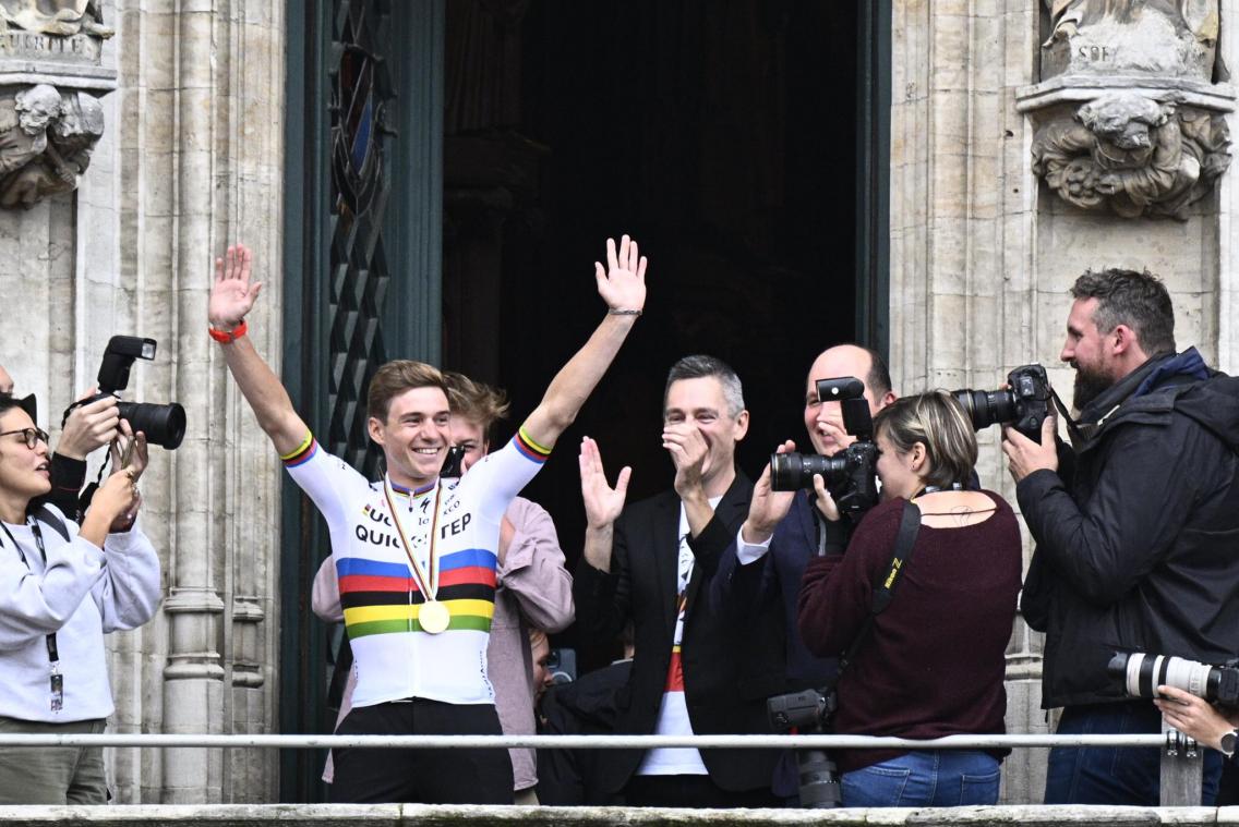 IN BEELD. Mensenzee begroet wereldkampioen Remco Evenepoel op Grote Markt Brussel