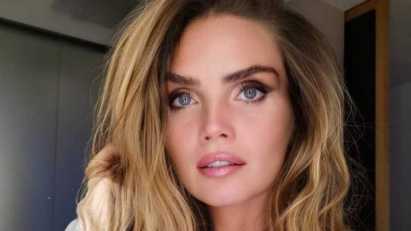 Halfnaakte foto van Kim Feenstra verwijderd, maar ze deelt hem opnieuw: «Ze zijn gewoon jaloers!»
