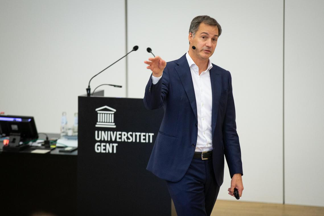 De Croo tijdens openingscollege: «Overwinstbelasting komt er voor het einde van het jaar»
