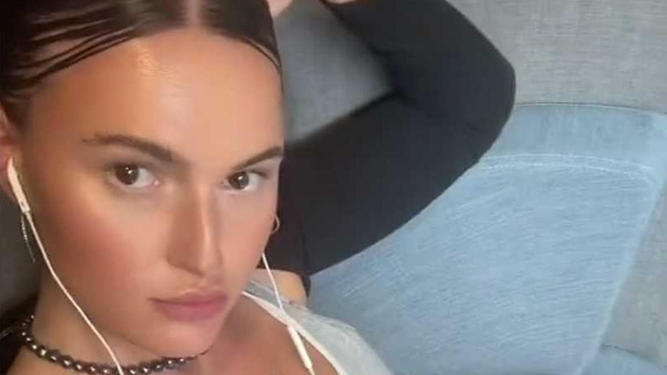 Vrouw op trein aangesproken op outfit: «Mijn broek stond open, maar dat is in de mode» (foto)