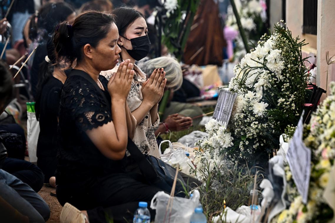 Hoe een slapend 3-jarig meisje het bloedbad in kinderdagverblijf Thailand overleefde