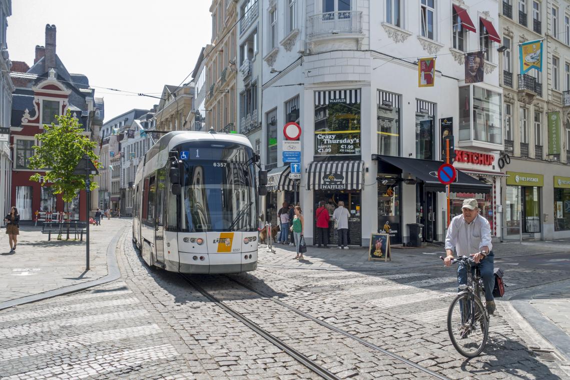 De Lijn wil tramrails opvullen om fietsen veiliger te maken