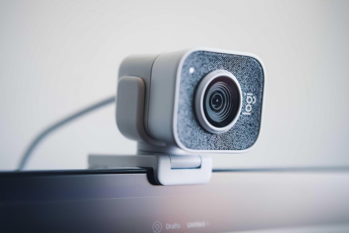 BIZAR. Man ontslagen omdat hij weigerde webcam te activeren tijdens werkuren