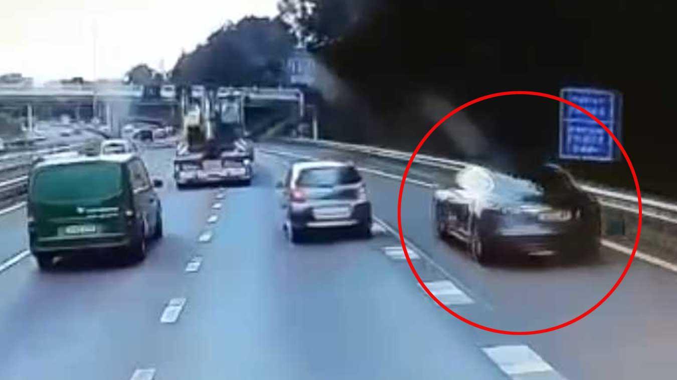 Tesla-bestuurder wil nog snel even invoegen voor vrachtwagen, maar dat komt NIET goed... (video)