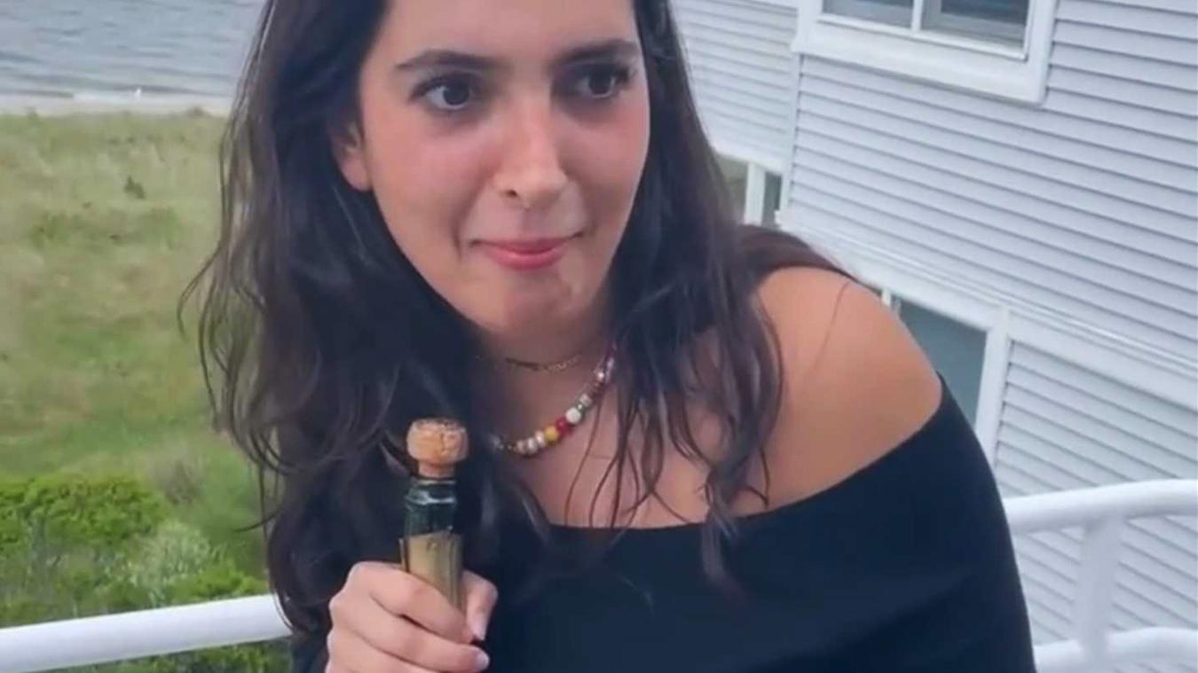 Vrouw wil champagnefles ontkurken, maar richt ze te hard naar haar gezicht... (video)