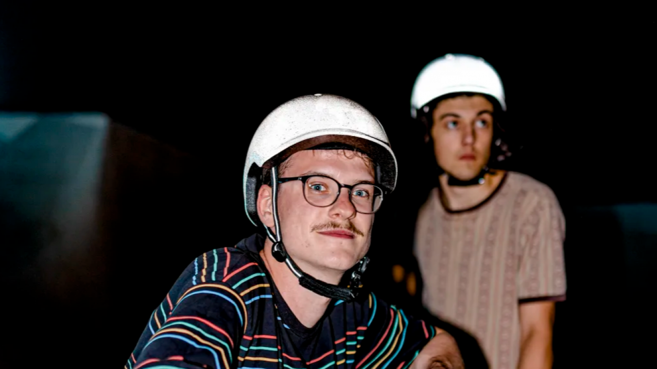 Gezien worden op de fiets? Met deze reflecterende helm trotseer je veilig het verkeer