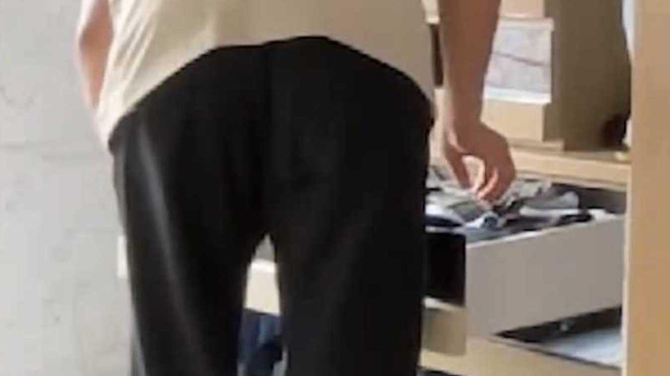 Toerist betrapt hotelmedewerker met verborgen camera: «Daarom laat ik mijn kamer nooit poetsen» (video)