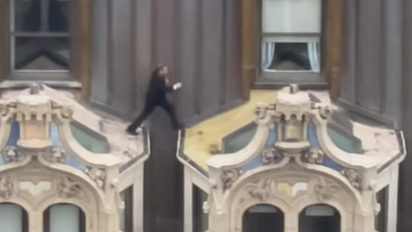 HALLUCINANT. Man springt van dak tot dak in Manhattan op gebouw dat 24 verdiepingen telt zonder beveiliging (video)