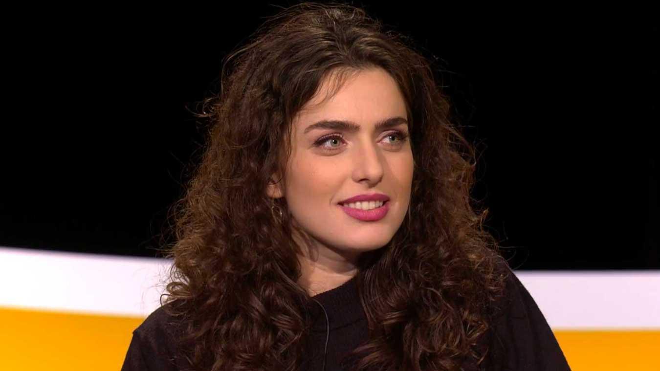 Olga Leyers draagt opvallende outfit in ‘De Allerslimste Mens’: «Gewaagd dat ze geen broek aangedaan heeft»