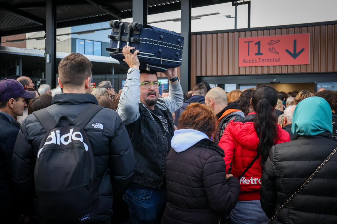 Opnieuw chaos op luchthaven Charleroi door staking: terminal voor vertrekkende passagiers gesloten