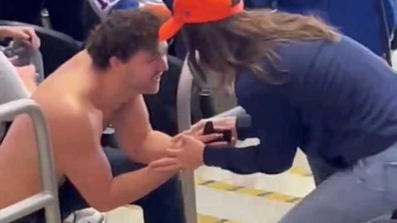 Man vraagt vriendin ten huwelijk voor duizenden mensen, maar...: «Dát zag hij niet aankomen!» (video)