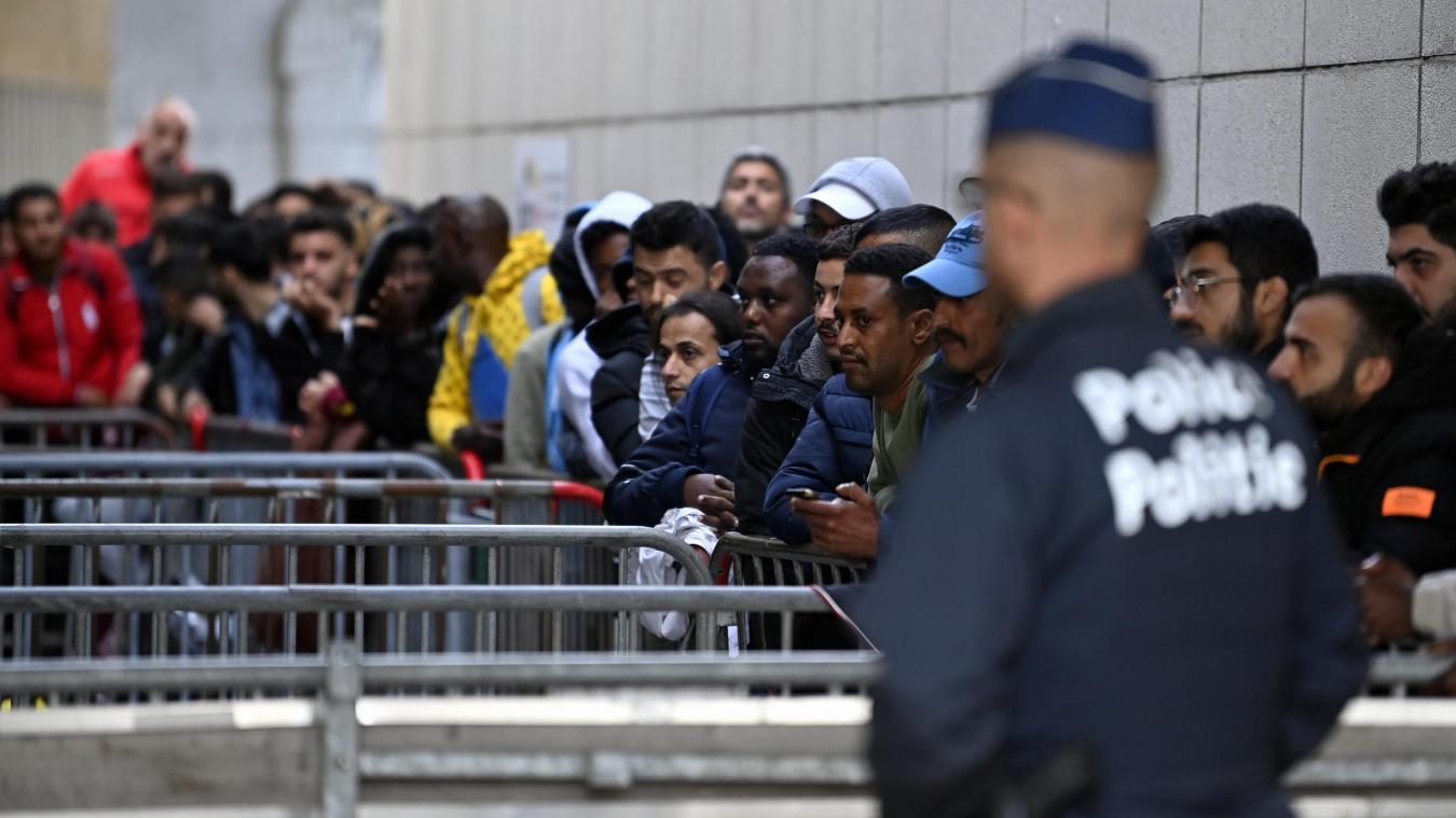 Brusselse politie haalt kartonnen tenten van jonge asielzoekers weg