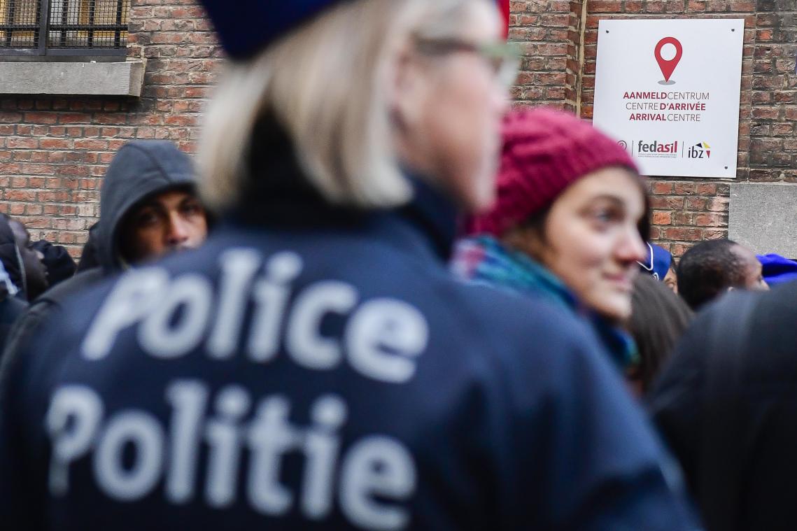 Brusselse politie haalt kartonnen tenten van asielzoekers opnieuw weg