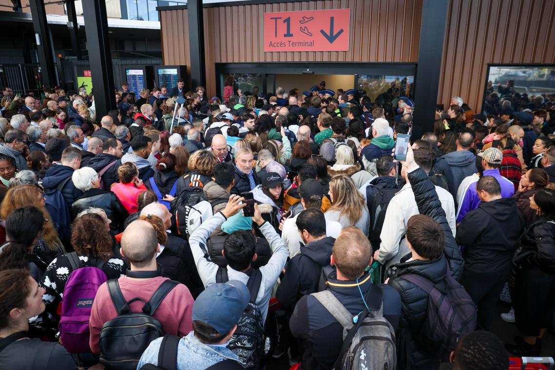 WHAT ABOUT... chaos op de luchthaven? «Stakingen zoals die op Charleroi worden niet gedekt»
